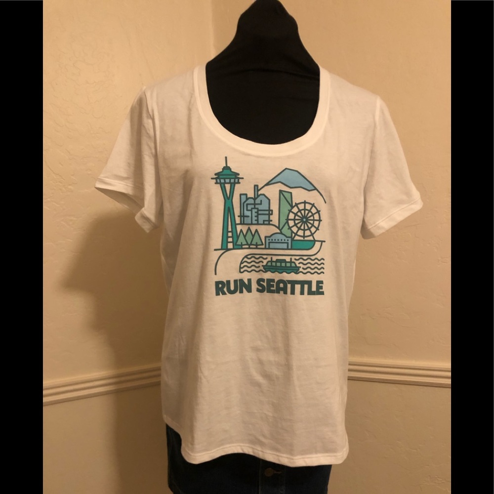 NWT Brooks “Run Seattle” T-Shirt Large White